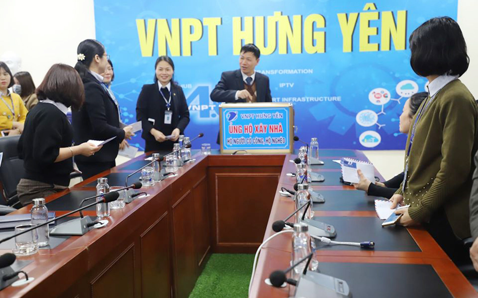VNPT ĐỊA BÀN HƯNG YÊN ỦNG HỘ 80 TRIỆU ĐỒNG XÂY NHÀ CHO NGƯỜI CÓ CÔNG, HỘ NGHÈO TỈNH HƯNG YÊN